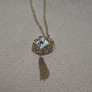 Elegant Gold Pendant Necklace